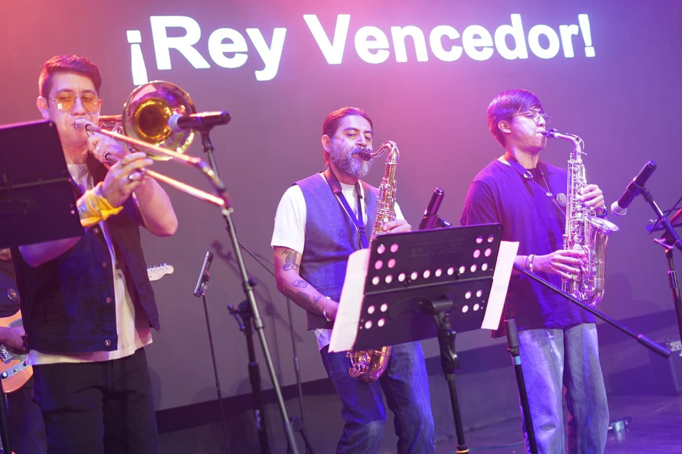 Cheo Bustamante con su sección de metales, trombón y saxofones, durante su presentación