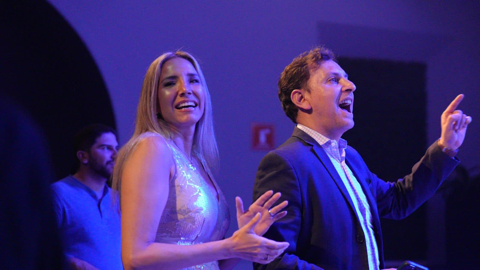 Los dos conductores del festival mirando hacia arriba con alegría