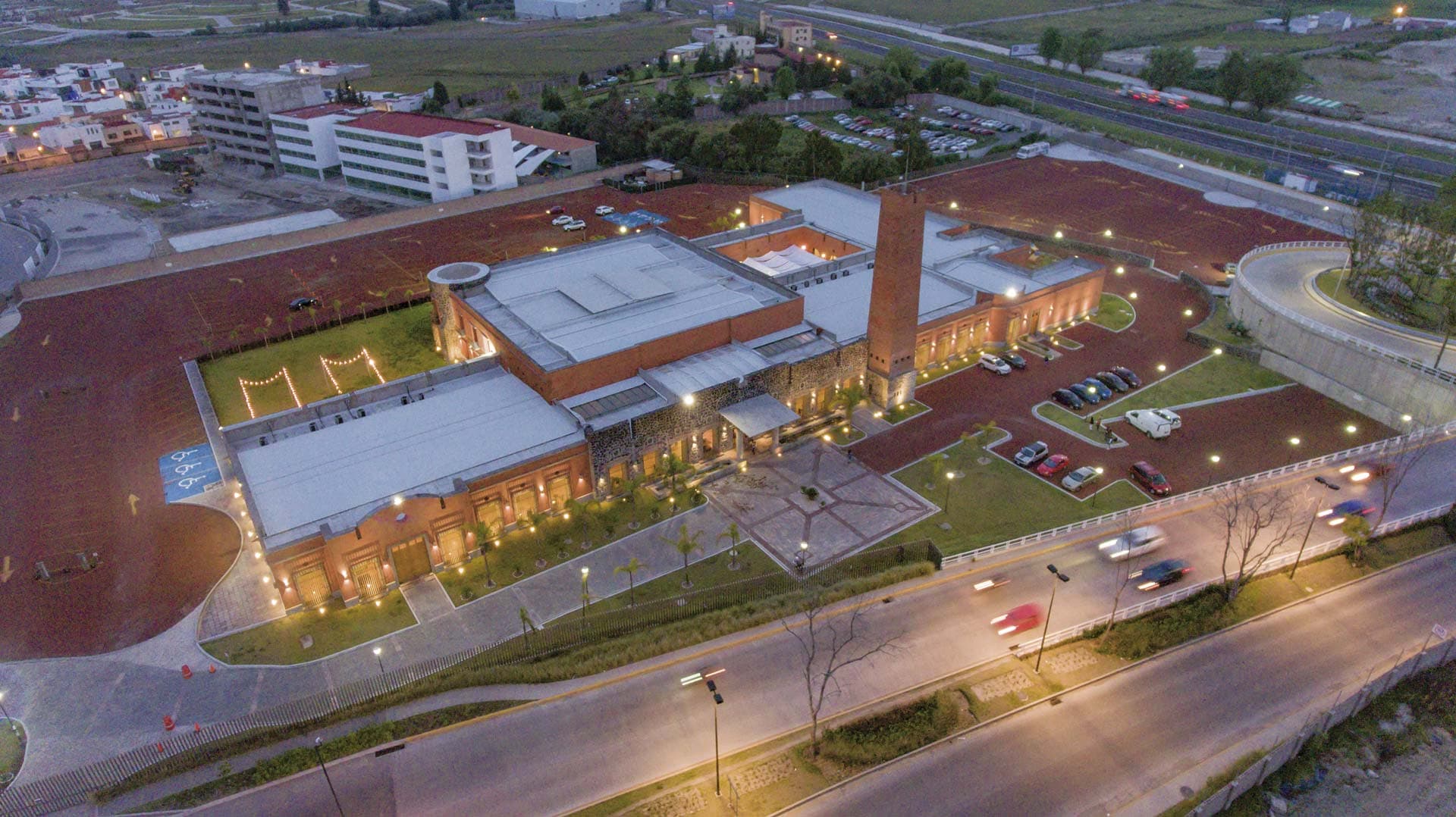 Vista aérea de Hacienda Paz mostrando el recinto completo, jardines y estacionamiento